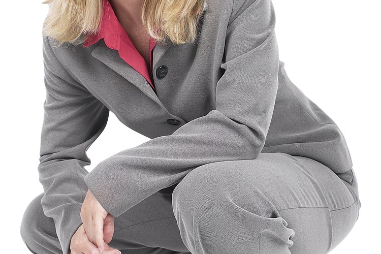 La acumulación de electricidad estática provoca que los pantalones de poliéster se peguen a tu cuerpo.