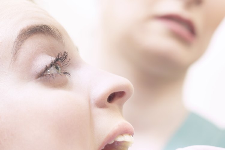Los problemas como caries dental, gingivitis y aglomeración de los dientes son las tres razones más comunes por las que se realiza la cirugía.