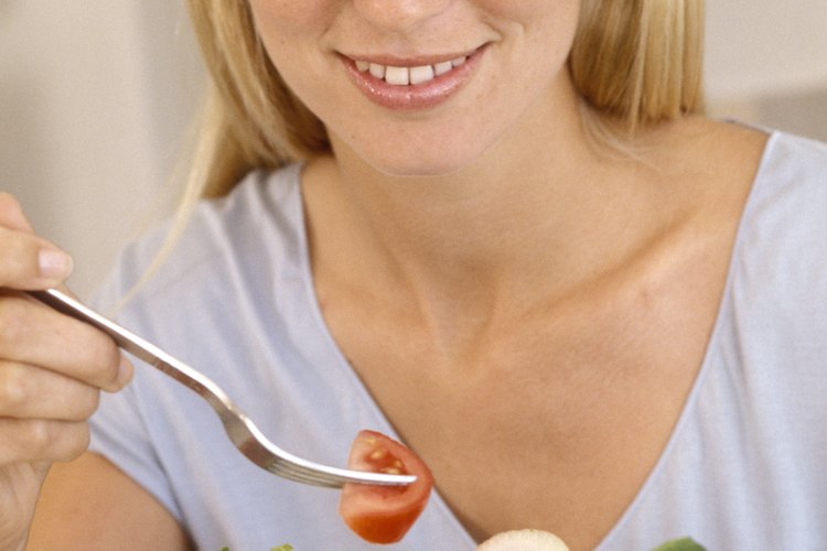 Comer una nutritiva ensalada después del ejercicio ayuda a la recuperación de los músculos.