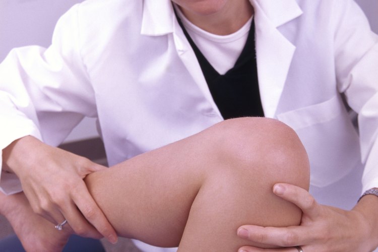 Si el dolor en tu rodilla es excesivo o tienes pérdida de fuerza o movilidad, visita a un médico de inmediato para un diagnóstico adecuado.