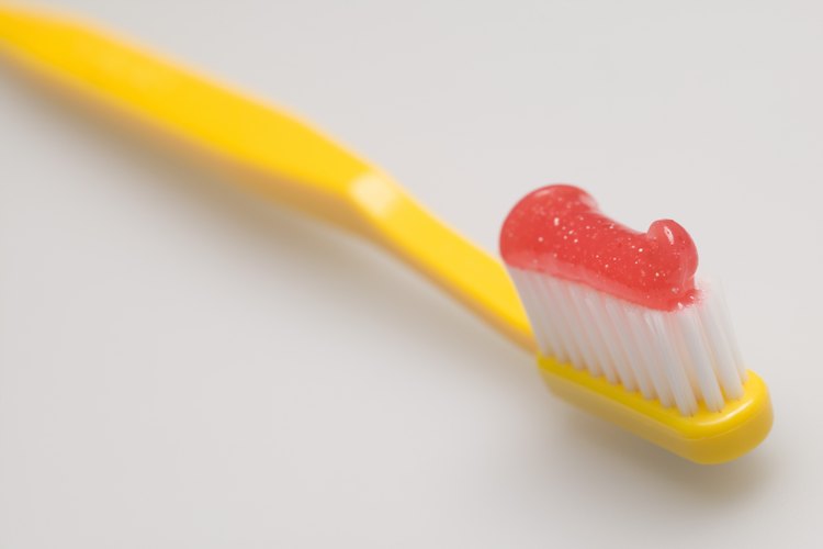 Puede sorprenderte conocer qué hay en tu pasta dental.