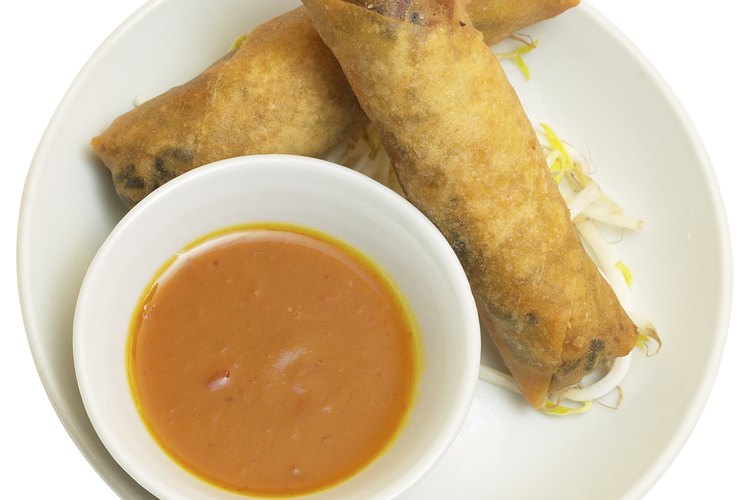 Los atracones de comida suelen incluir alimentos ricos en sodio, como comidas rápida o aperitivos salados.