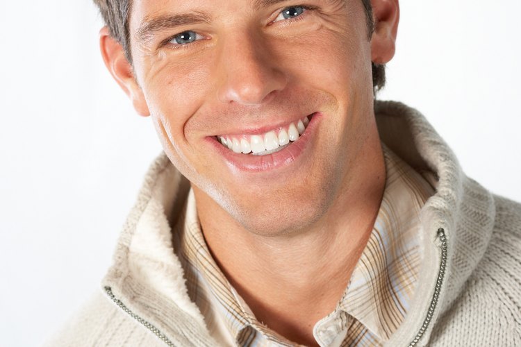 Hombre sonriendo.