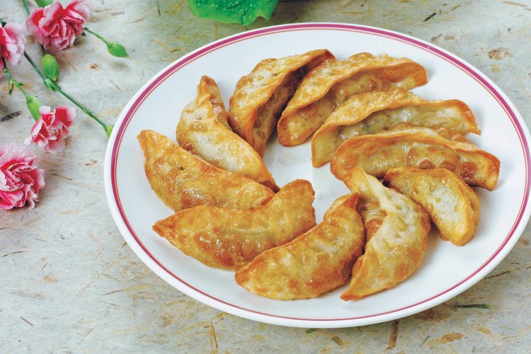 Los potstickers fritos son más altos en calorías que sus versiones al vapor.