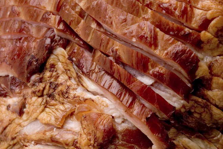 Si el jamón tenía un glaseado dulce, enjuágalo bajo agua corriente antes de cocinarlo.