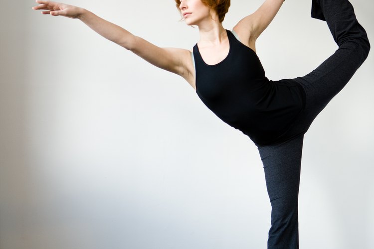 El Search Bikram yoga consiste en 26 poses de hatha yoga incluyendo la pose del arco de pie.