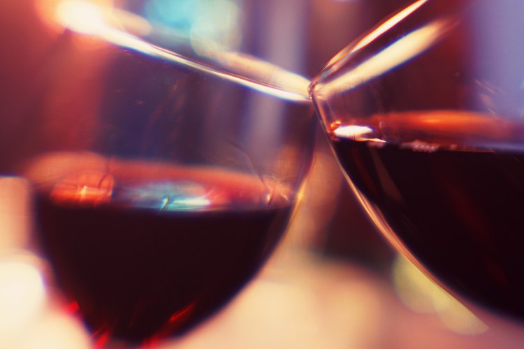 El vino oporto es un vino tinto oscuro que generalmente se disfruta como vino de postres.
