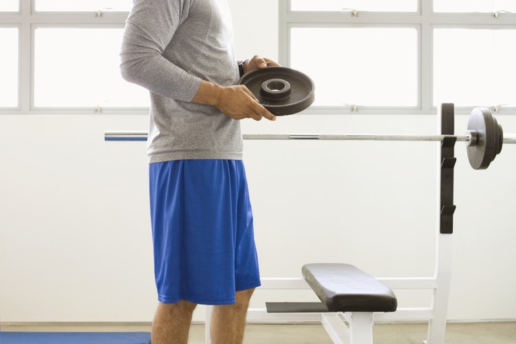 Concéntrate en agregar peso de forma gradual en tus levantamientos.