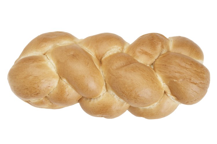 Trenzar piezas de masa para pan elimina la necesidad de un molde para pan.