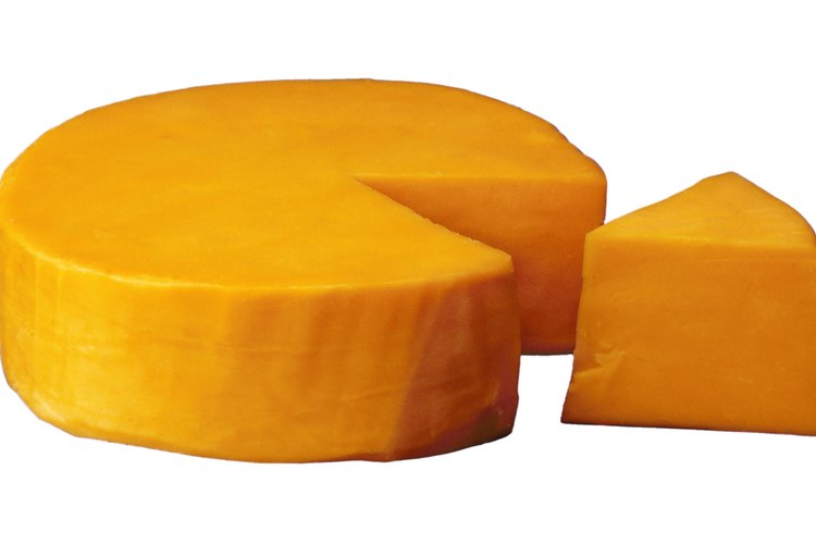 Una onza de queso cheddar contiene 113 calorías y menos de 1 gramo de carbohidratos.