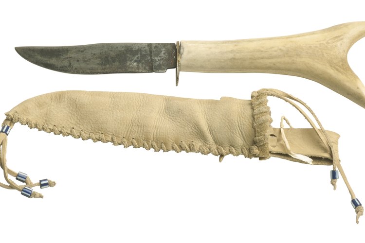 Cuchillo de la época de los comerciantes de pieles con una funda de cuero crudo.