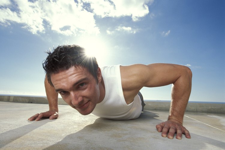 Enfócate en correr, hacer flexiones y sentadillas para prepararte para la Marina.
