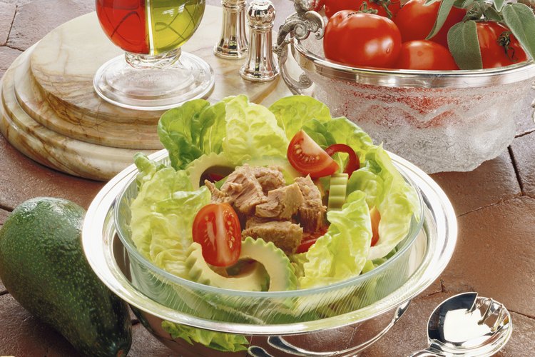 Agrega atún a una ensalada fresca para una comida rica en proteínas y fibra.