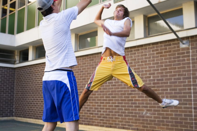 La prueba de salto vertical es importante para el entrenamiento de deportes como el baloncesto.
