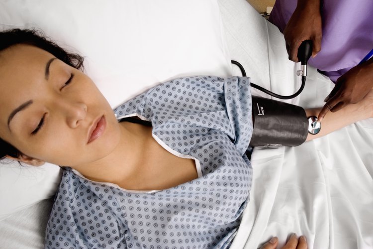 La presión sanguínea baja puede causar mareos y desmayos en mujeres adolescentes.