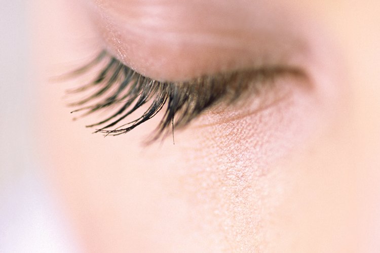 Las pestañas postizas pueden dañar tus pestañas naturales, así que evita utilizarlas si quieres aumentar su crecimiento.