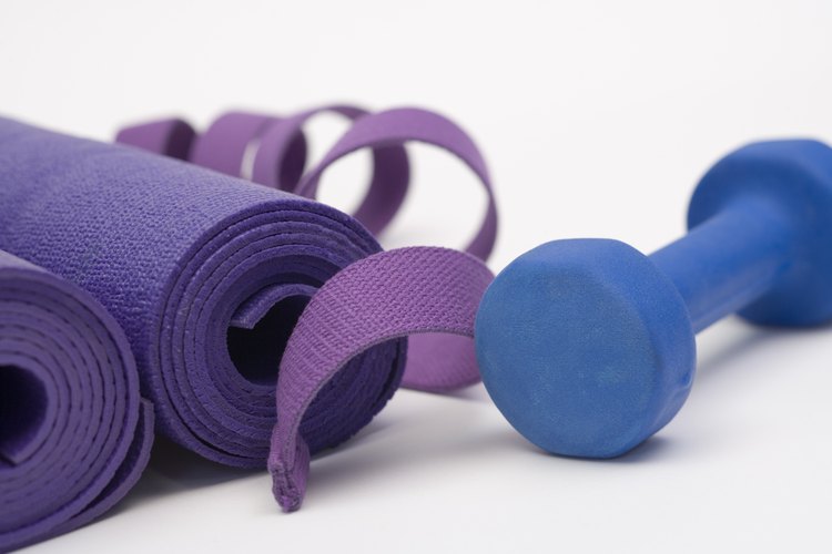 El equipo básico como pesas y almohadillas de ejercicios son todo lo que necesitas para un ejercicio de Jillian Michaels.