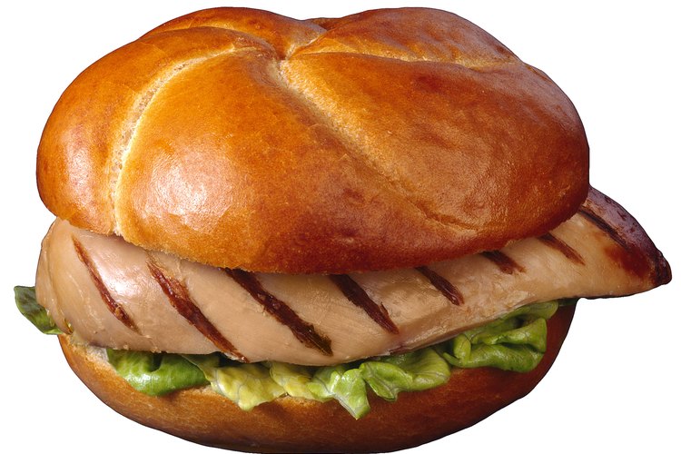 El pollo a la parrilla es una fuente de proteína magra.