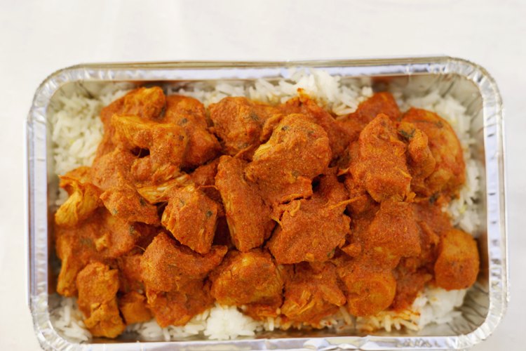 Usada con frecuencia en curris, la cúrcuma le da un tono naranja brillante al plato.