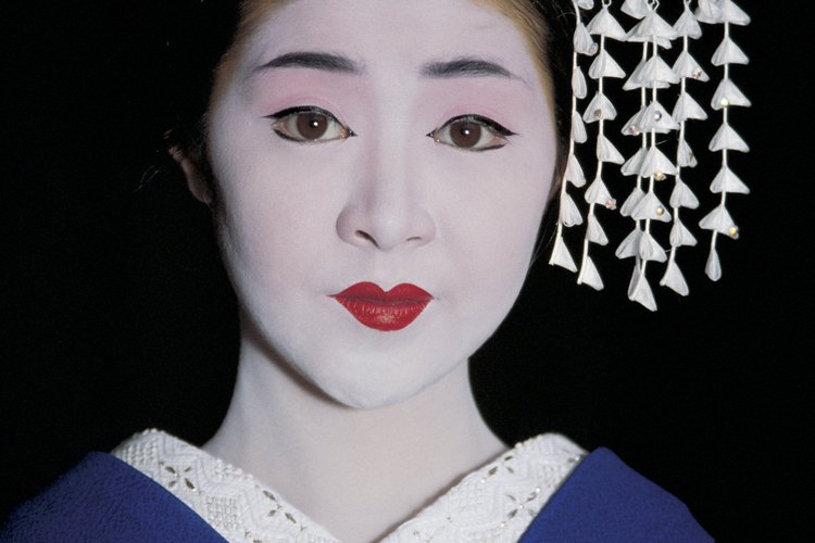 Conseguir el estilo de maquillaje de una geisha no tiene que afectar tu cuenta bancaria.