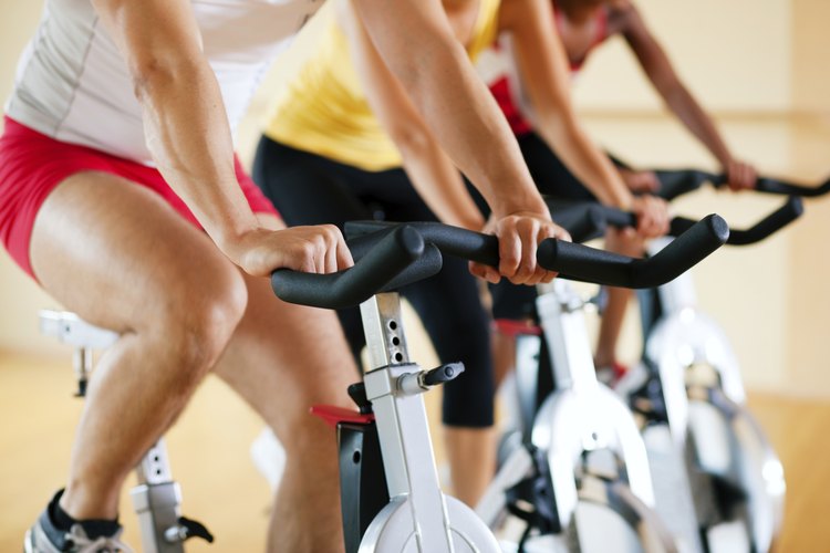 El ciclismo trabaja y tonifica los cuádriceps, isquiotibiales y pantorrillas.