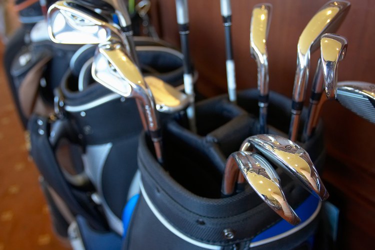 Considera agregar híbridos a tu bolsa de golf para mejorar tu juego.