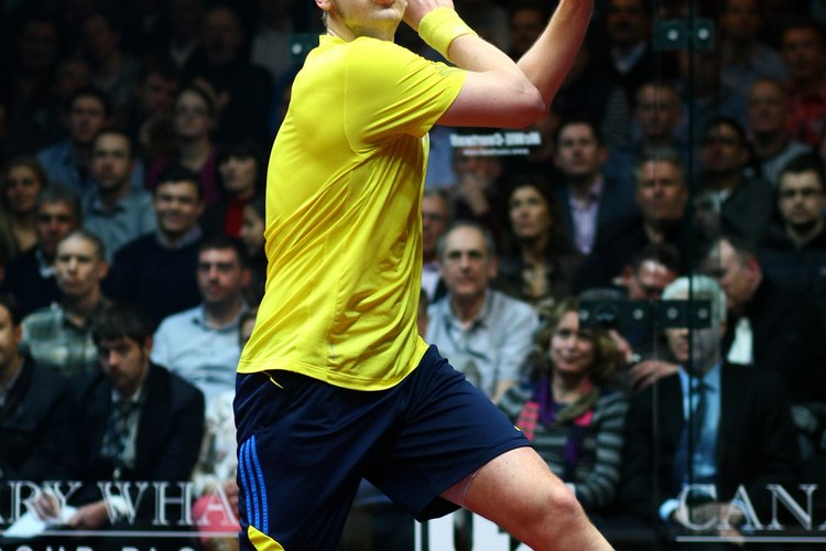 James Wilstrop, de Inglaterra, demuestra un posicionamiento de raqueta perfecto para una volea de revés.