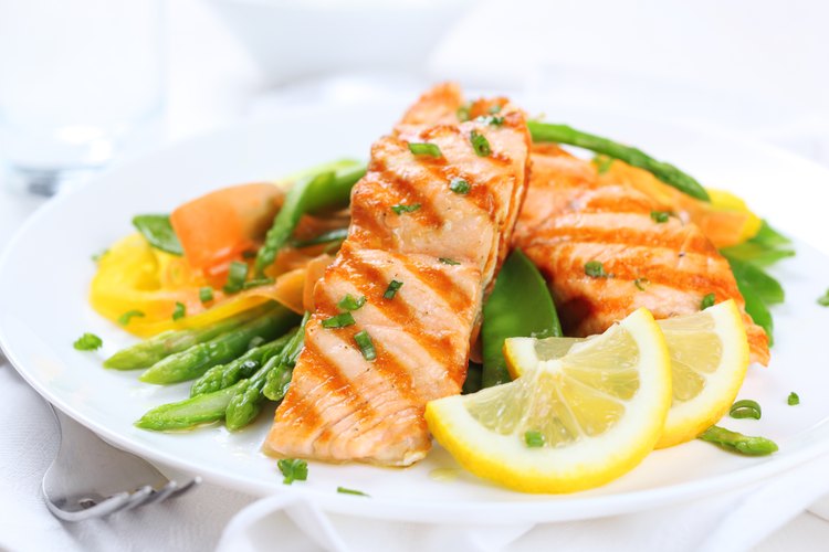 Come saludable, incluyendo carnes magras y vegetales.