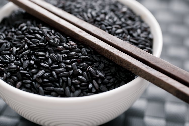 Recipiente con arroz negro.