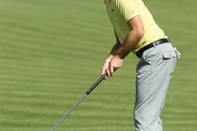 El profesional del PGA Tour Keegan Bradley utiliza un putter desde fuera del green.