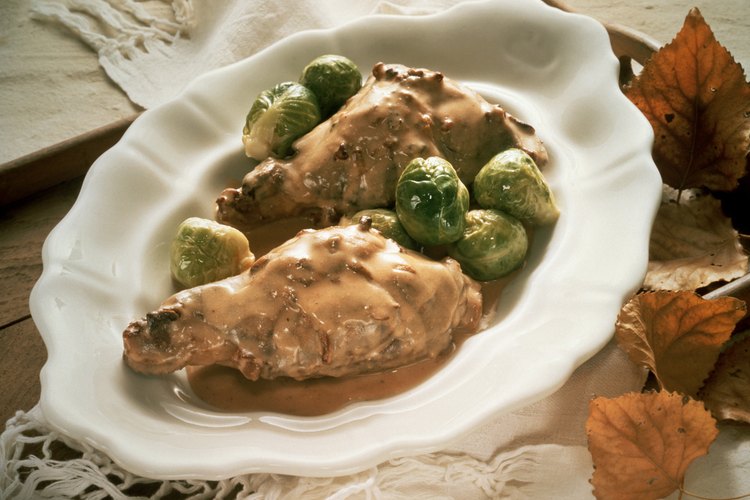 Disfruta de una comida a base de carne de conejo en tu casa.
