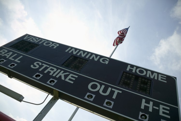 Tanto en el baloncesto como en el béisbol, los oponentes tratan de anotar más puntos que los otros.