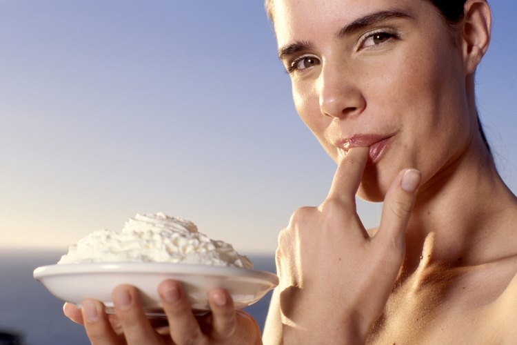 Haz crema batida en casa a partir de leche entera.