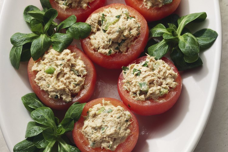 Los tomates rellenos con ensalada de atún pueden ser un bocadillo bajo en hidratos de carbono saludable para el corazón.