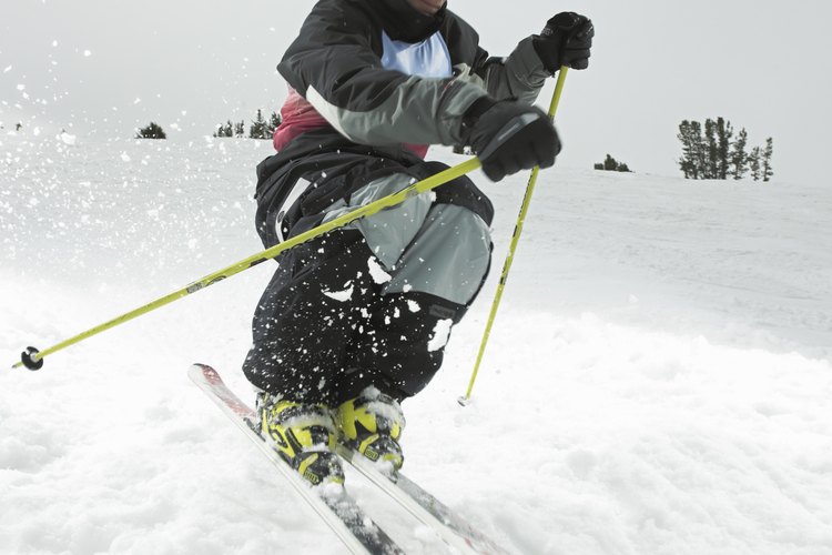 Los pantalones de telas resistentes protegerán tu cuerpo de mojarse con la nieve.
