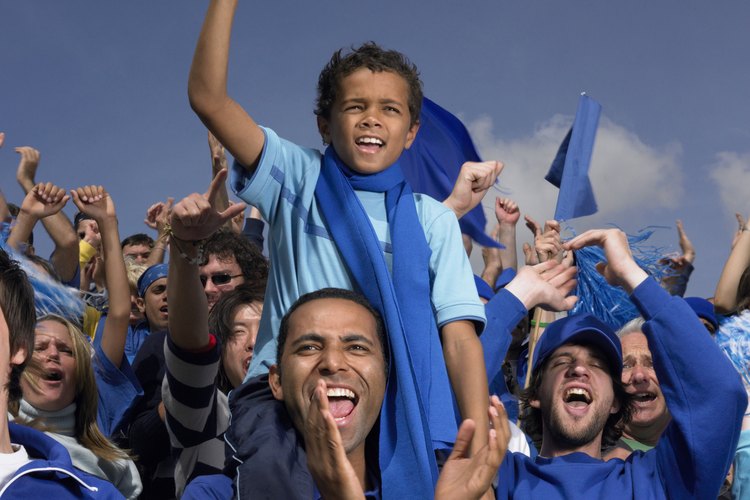 Los aficionados animando los partidos son una larga tradición en el fútbol.
