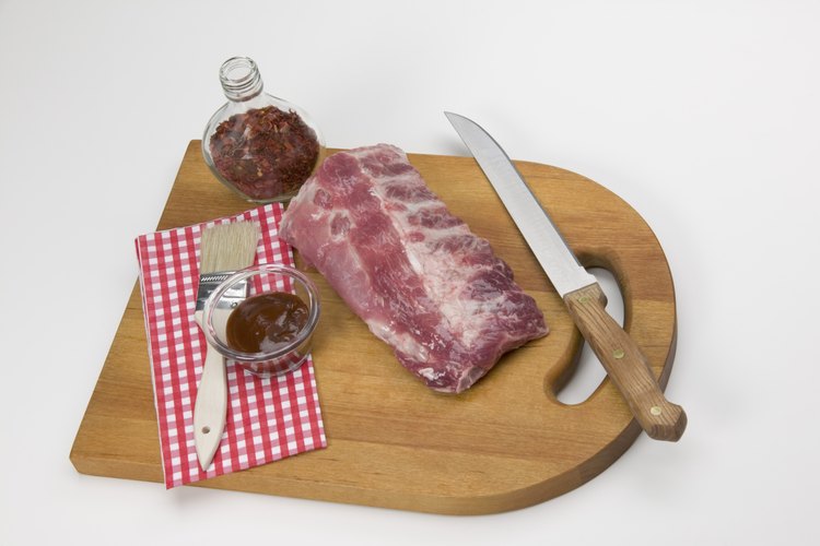 Condimenta las costillas antes de asarlas y luego cúbrelas con salsa mientras se cocinan.