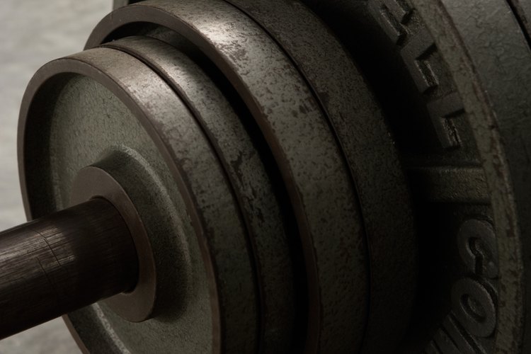 El clean de barra trabaja muchos grupos musculares para mejorar la fuerza y potencia.