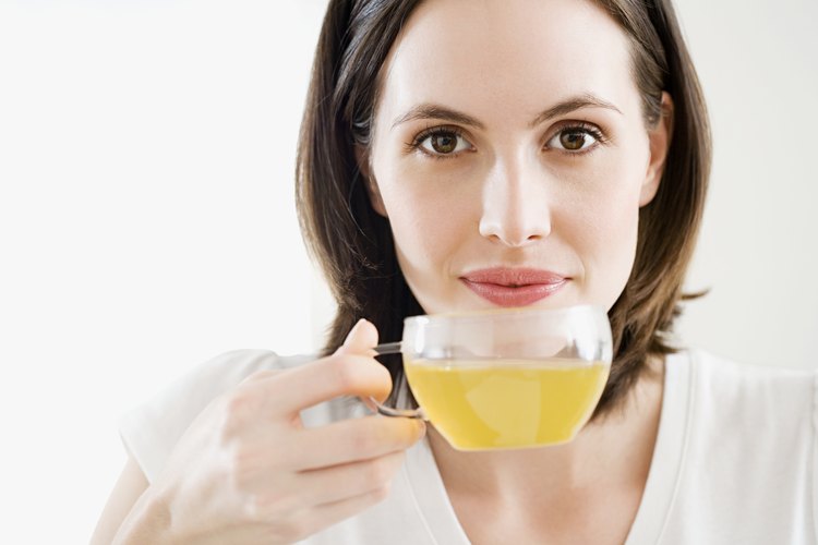 Bebe té verde.