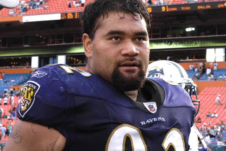 Su abrumadora fuerza y rapidez le permiten a Haloti Ngata de Baltimore dominar la línea ofensiva de sus oponentes.