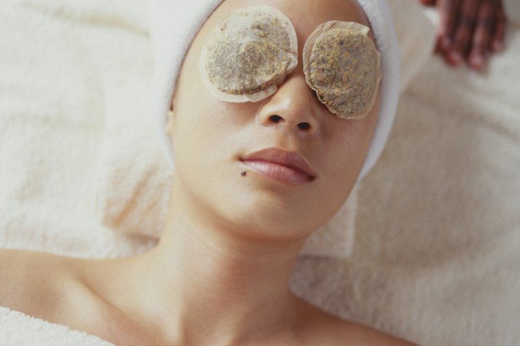 Las bolsitas de té contienen cafeína y taninos que ayudan a reducir la hinchazón alrededor de los ojos.