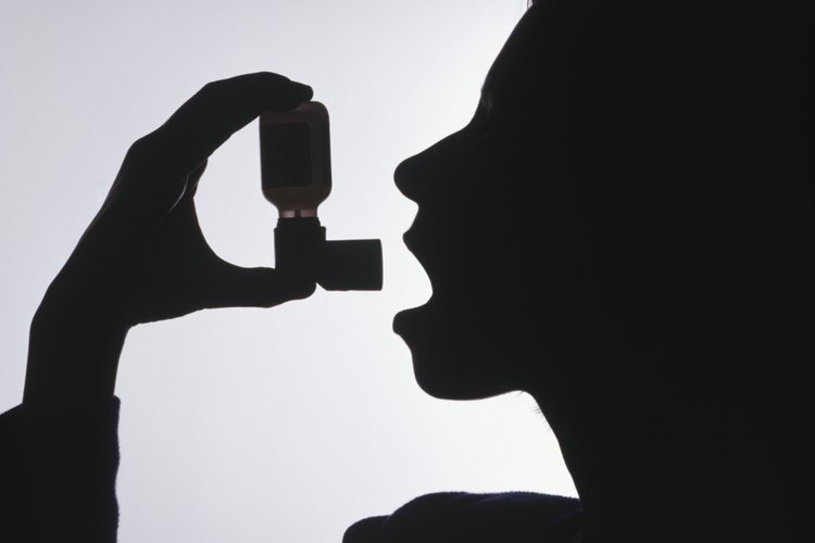 Los inhaladores liberan medicamentos en aerosol directamente a los pulmones.