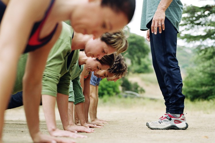 Las flexiones de brazos (pushups) se pueden combinar con otros ejercicios para crear un régimen de entrenamiento por circuitos.