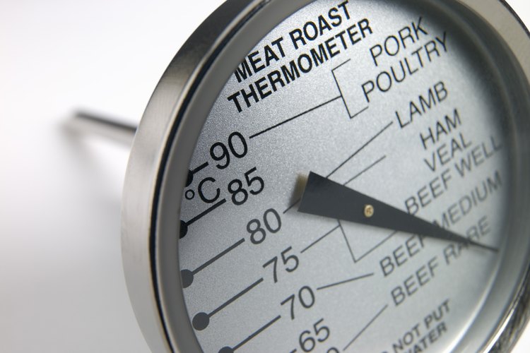 Usa un termómetro de carne para revisar la temperatura de las carnes rojas.
