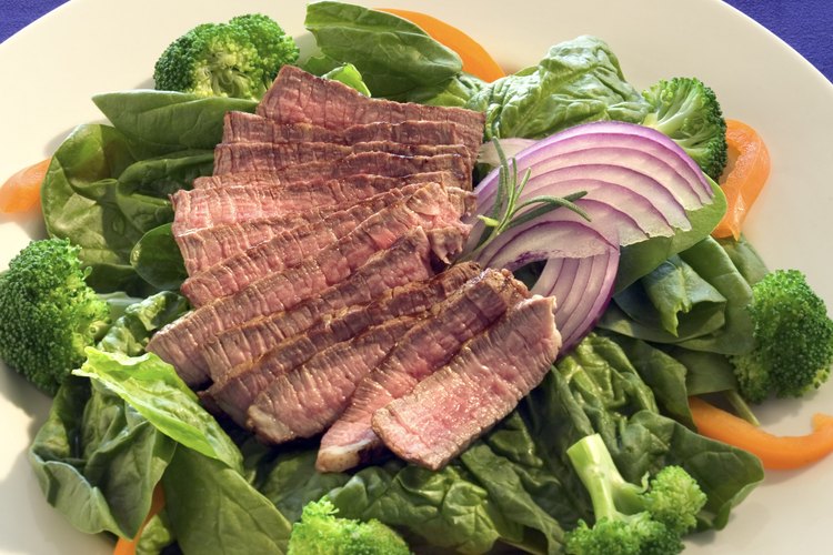 Tu dieta diaria incluye carbohidratos y proteínas magras saludables.