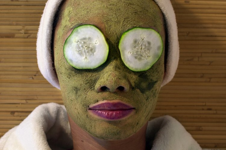 Trata las arrugas del contorno de los ojos con remedios naturales.