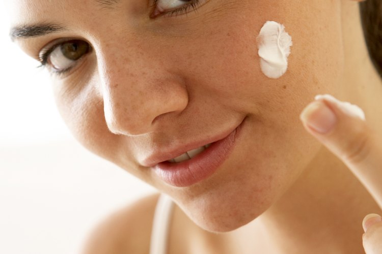 Utiliza una crema hidratante sin aceite para minimizar el bloqueo de los poros.