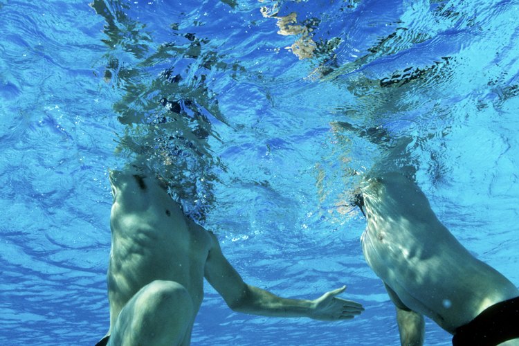 Trabaja tu pataleo bajo el agua para mejorar tu juego de water polo.