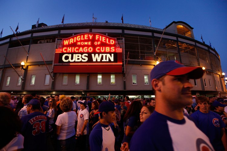 Los fanáticos de los Cubs tienen entretenimiento a pocos pasos del estadio.
