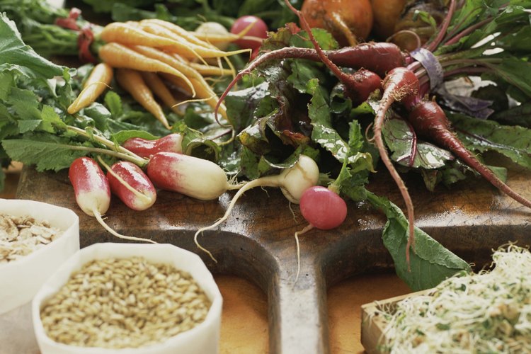 Los vegetales de hojas verdes y los granos enteros son excelentes fuentes de vitaminas del complejo B.